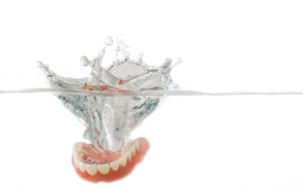 keep-dentures-in-water