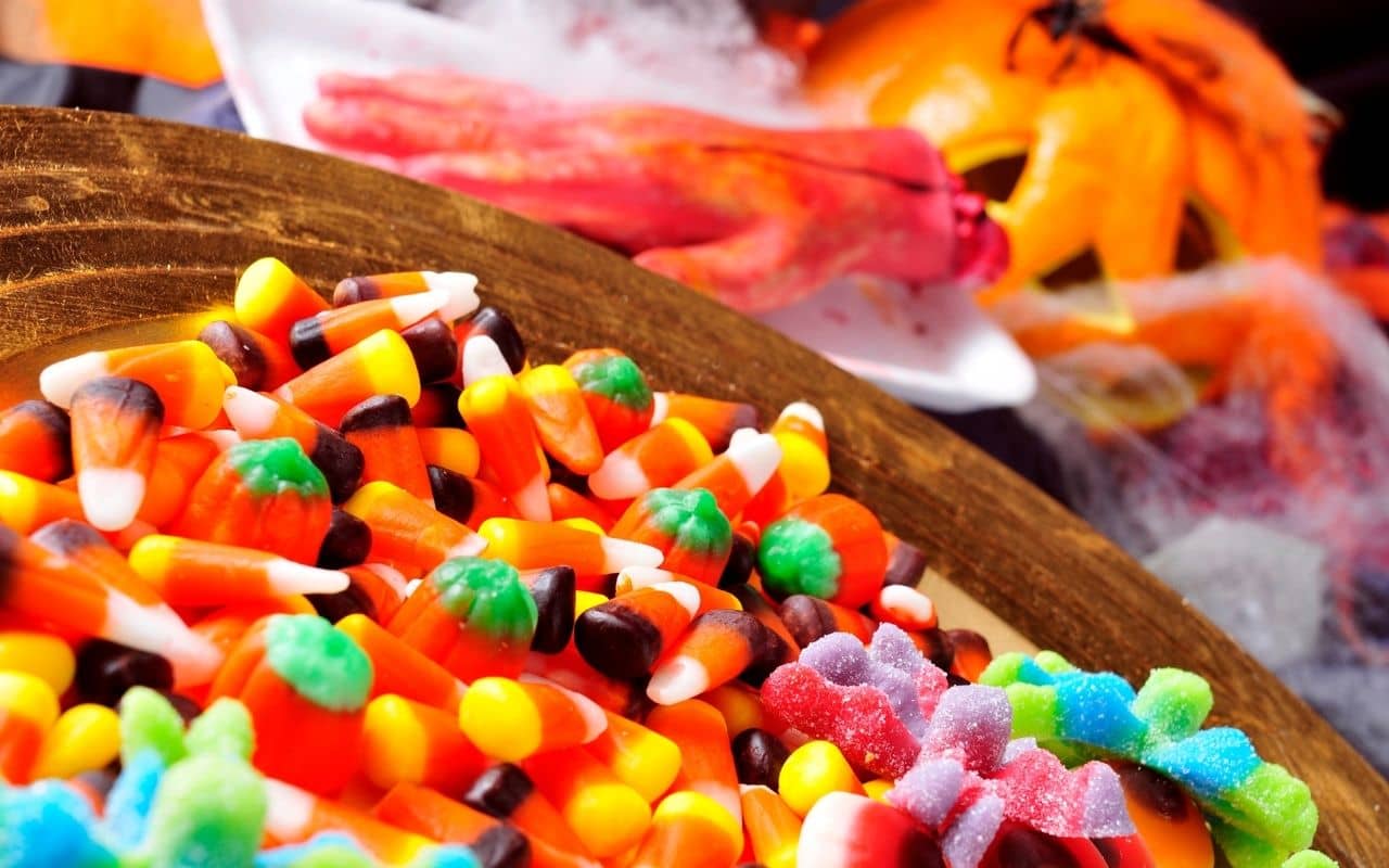 Halloween-candy-to-avoid-to-have-a-tooth-friendly-Halloween